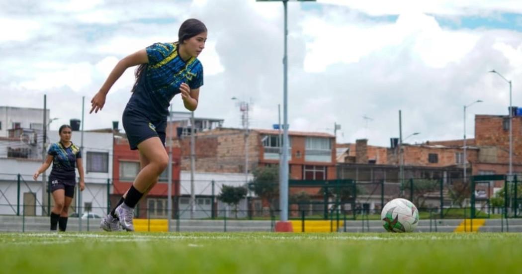 Jóvenes juegan fútbol en cancha de Bogotá