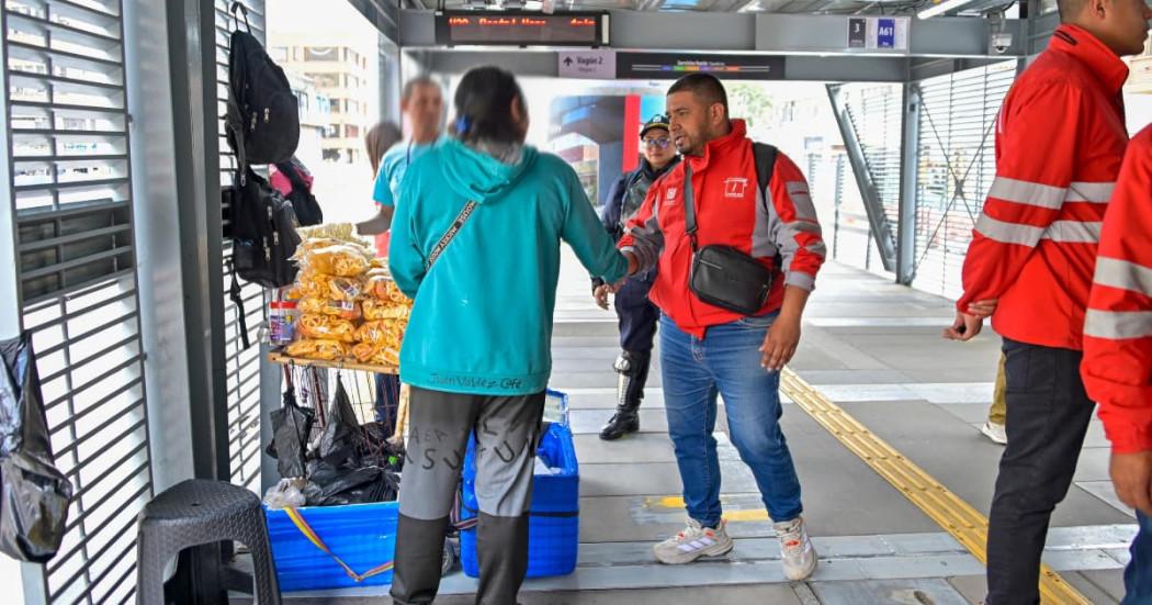 Operativo de control a ventas informales en TransMilenio en Bogotá.
