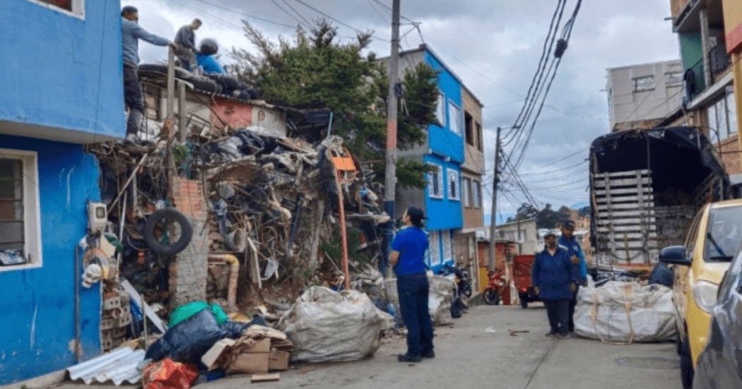 Foto de funcionarios del Distrito en operativo de limpieza