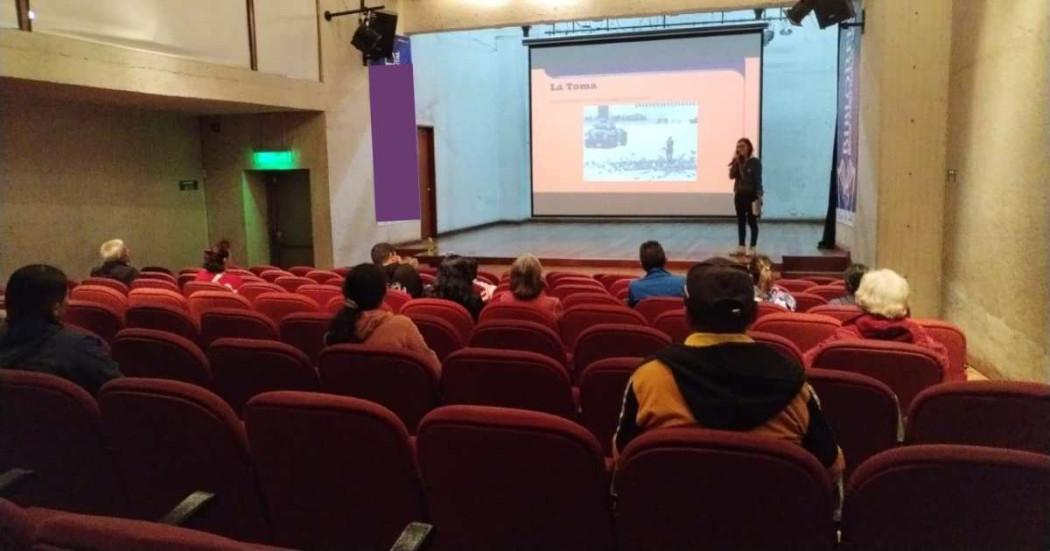 Personas en una sala de cine en Bogotá.