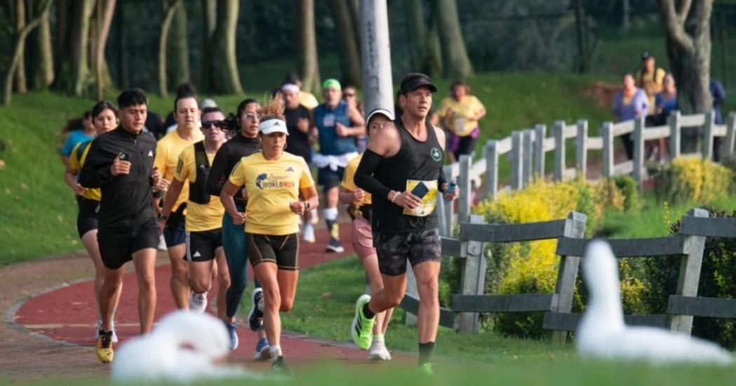 personas practican running en parque de Bogotá