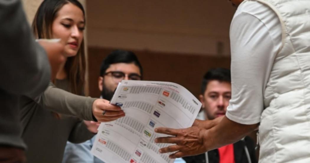 Imagen de gente votando