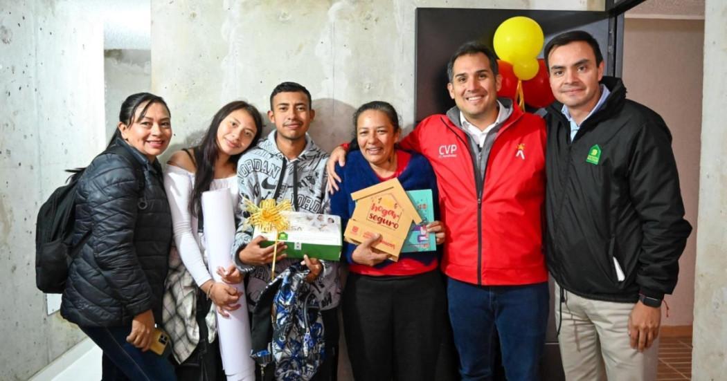 Foto que muestra un grupo de personas sonriendo