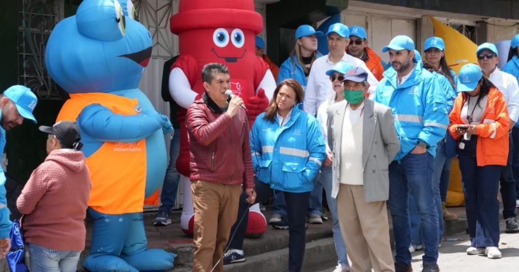 Foto que muestra personas reunidas 