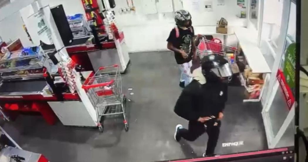 Dos hombres señalados de intentar robar supermercado en Los Mártires.