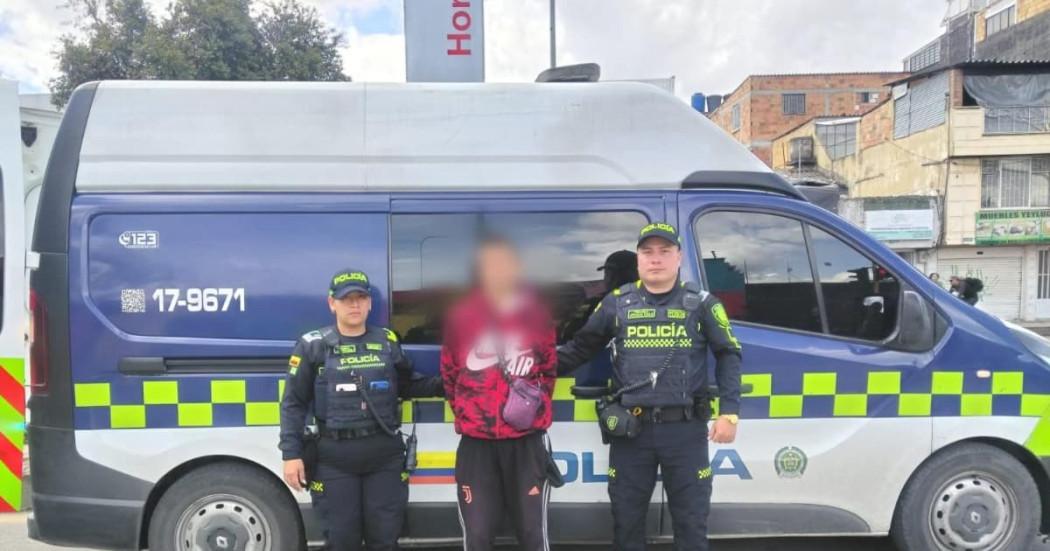 Presunto ladrón de celular capturado en la estación Hortúa de TransMilenio.