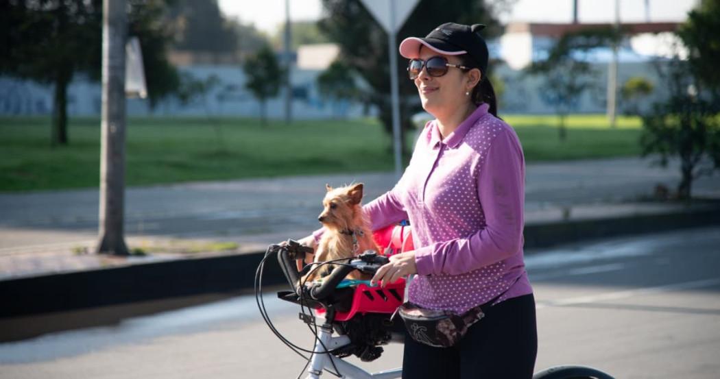 mujer con mascota recorre Bogotá en bicicleta