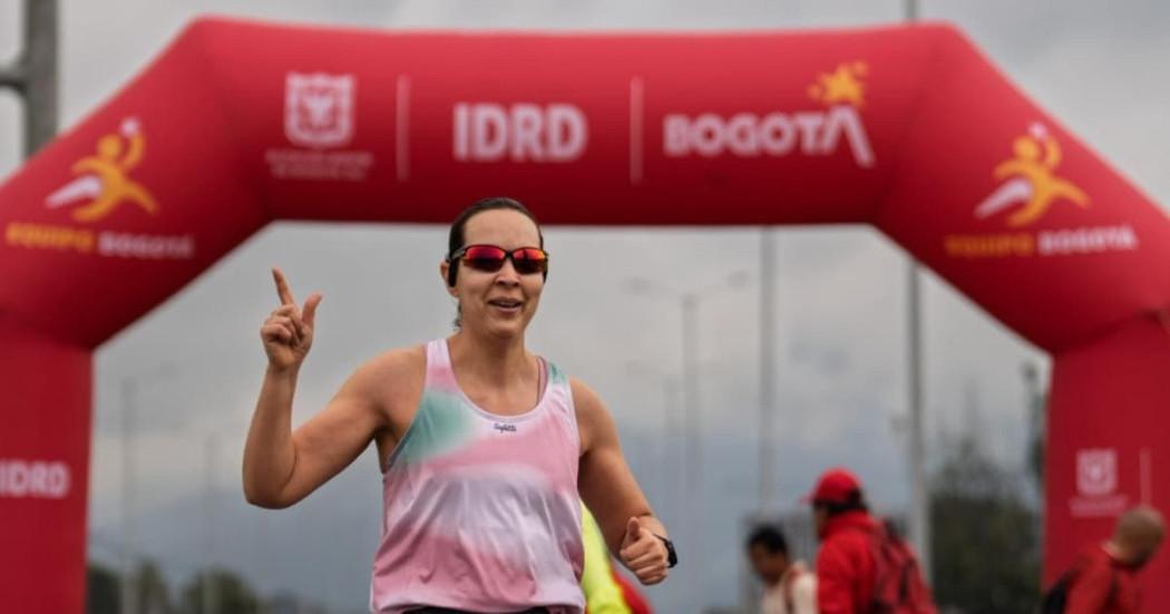 Foto de una mujer en practica de deporte en la Ciclovía de Bogotá.