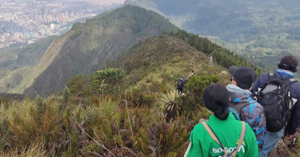 Foto que muestra personas andando por un sendero ecológico 