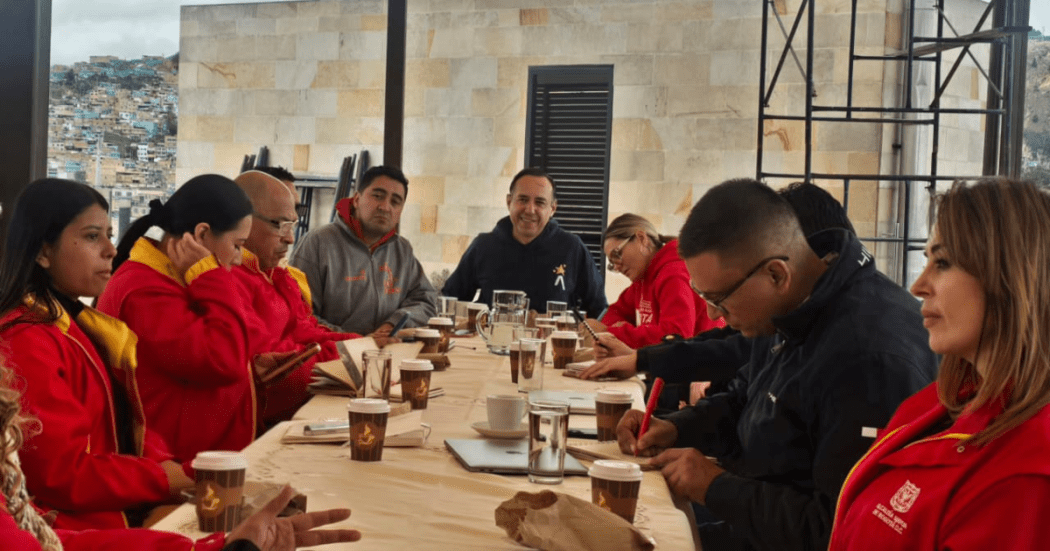 Imagen de varios funcionarios en una mesa hablando