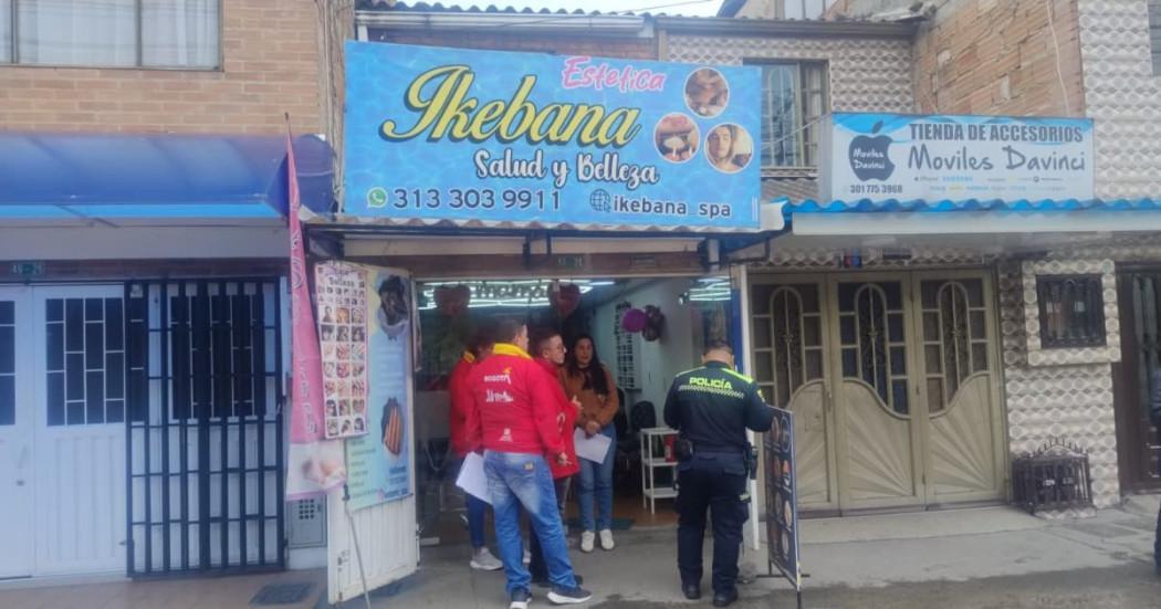 Funcionarios de la Alcaldía Local y policía en operativo