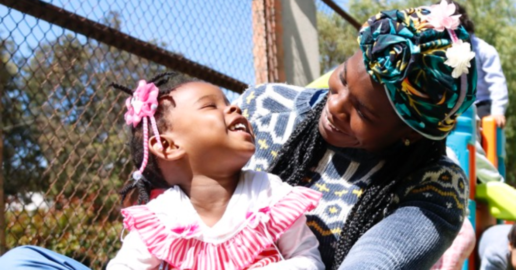 Imagen de una madre sonriendo con su hija 