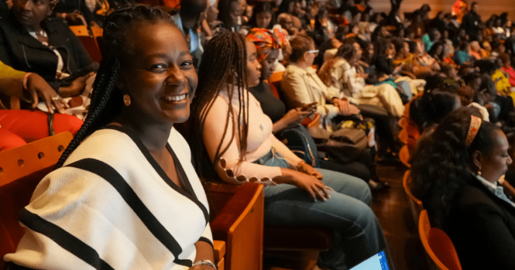 Imagen de varias personas de la comunidad afro en un evento en Bogotá.