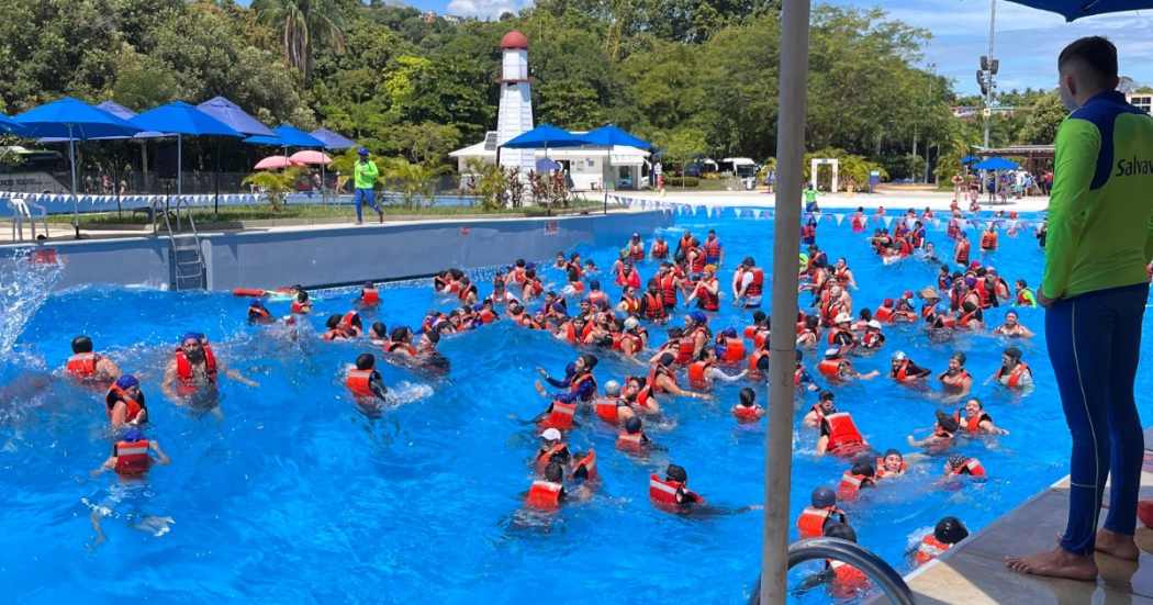 Foto de ciudadanos en una piscina 
