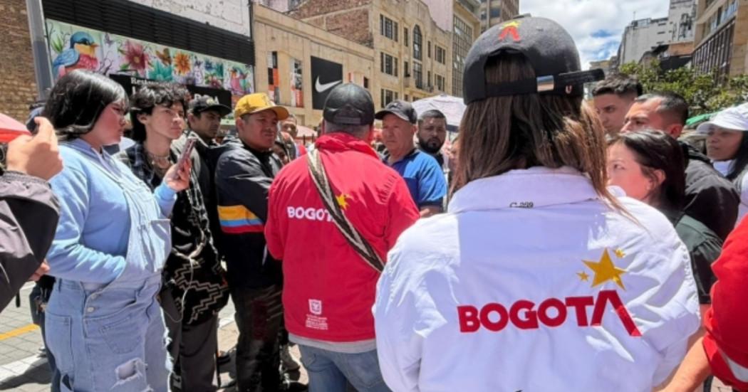 Foto de gestores de diálogo acompañando marchas y manifestaciones por las calles de Bogotá.