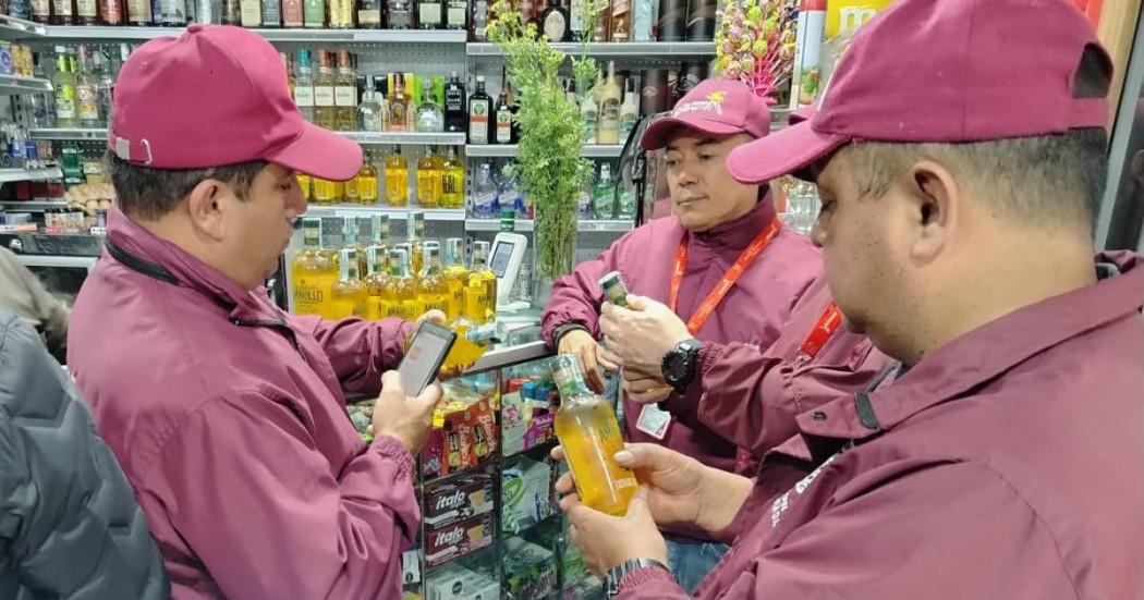 Funcionarios del Distrito inspeccionando y vigilando la venta de licor. 