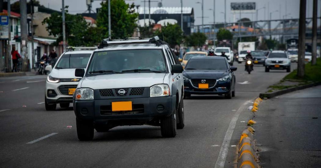 Foto que muestra vehículos circulando por las calles de Bogotá