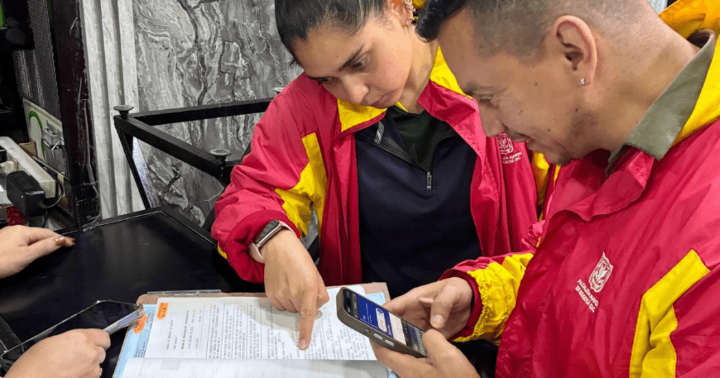 Imagen de dos funcionarios revisando una documentación