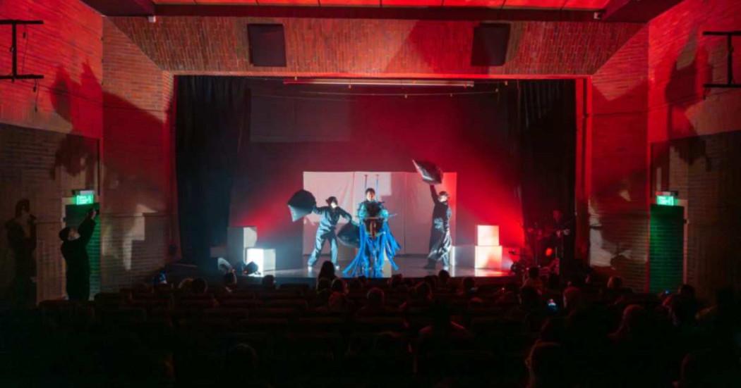 Foto que muestra artistas en un escenario