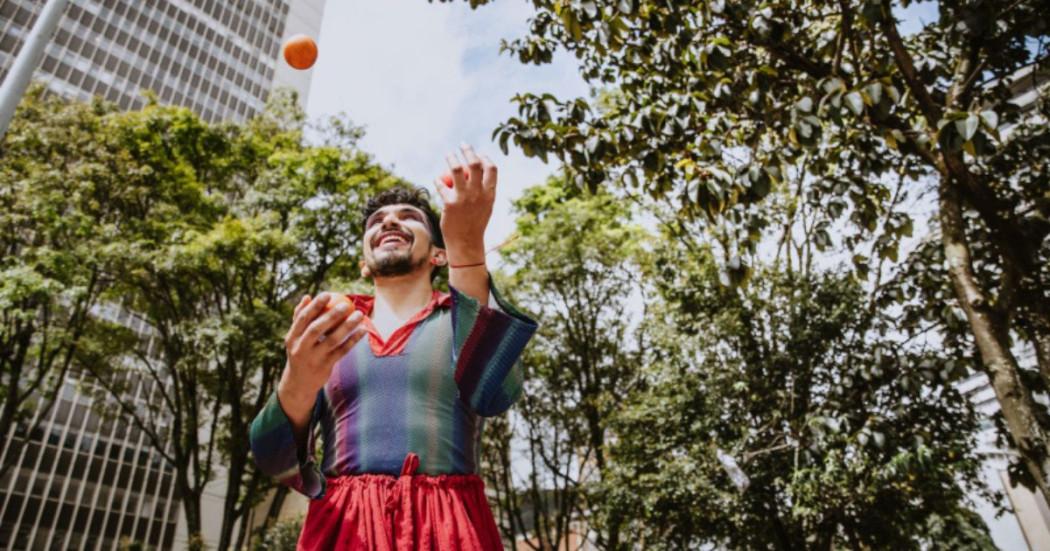 Imagen de artista circense en espacio público