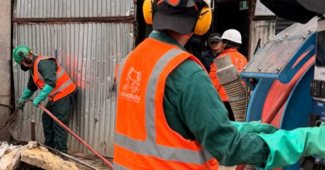 Foto que muestra trabajadores del Acueducto de Bogotá