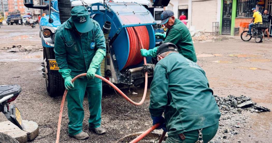Foto que muestra trabajadores del Acueducto de Bogotá