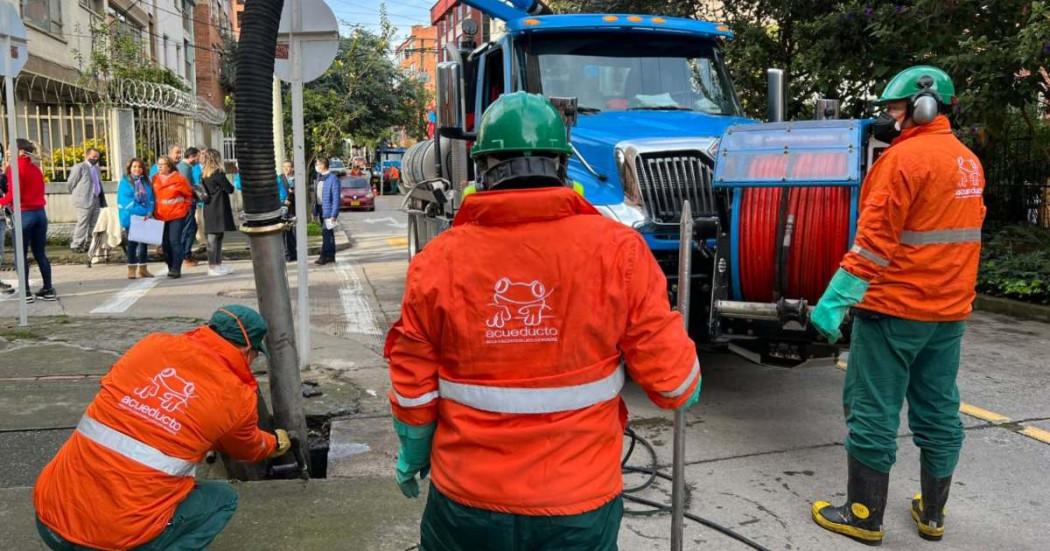 Foto que muestra trabajadores del Acueducto de Bogotá.