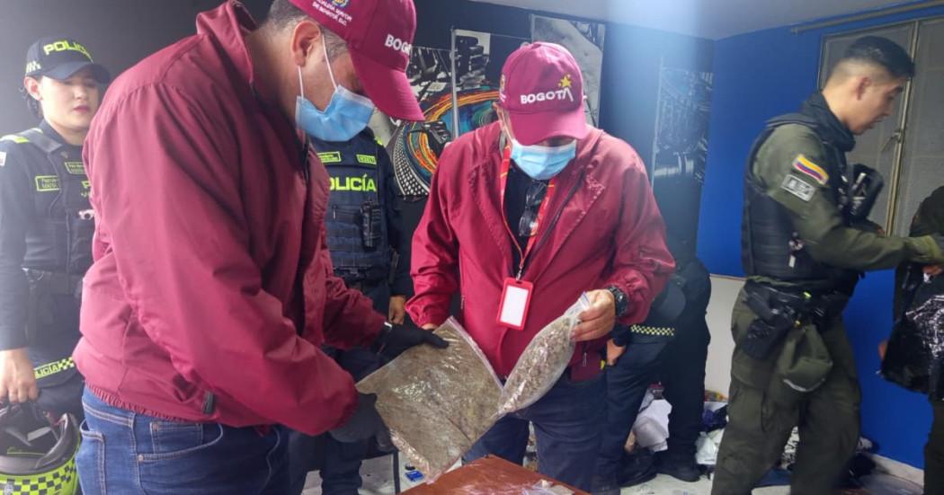 Policía y funcionarios en operativo de incautación de drogas
