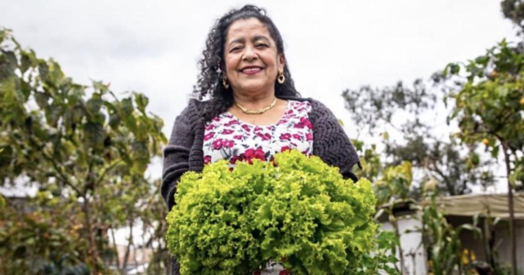 Mujer beneficiaria Mercado Campesino del Jardín Botánico de Bogotá