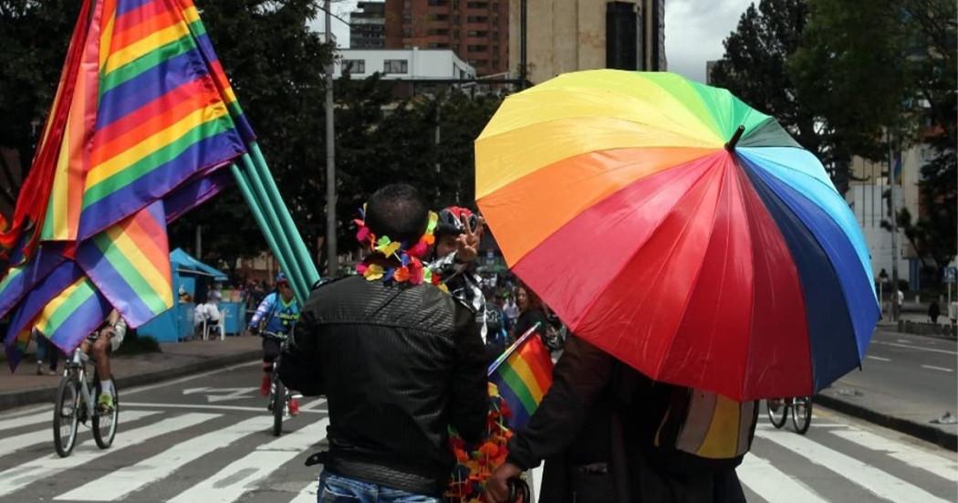 Foto que muestra personas reunidas 