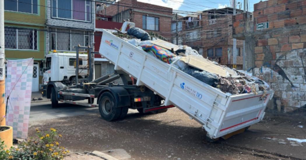 Foto que muestra un Ecopunto en una calle de Bogotá.