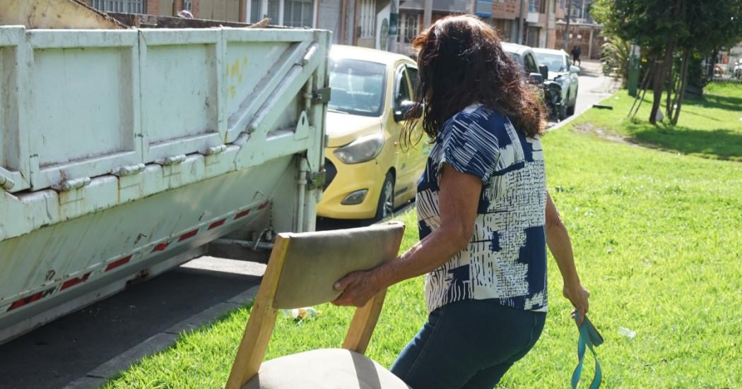 Foto que muestra una persona cargando una silla y un ecopunto