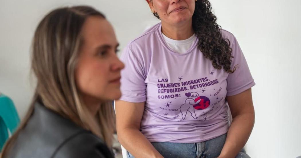 Secretaria Laura Tami con mujer migrante.
