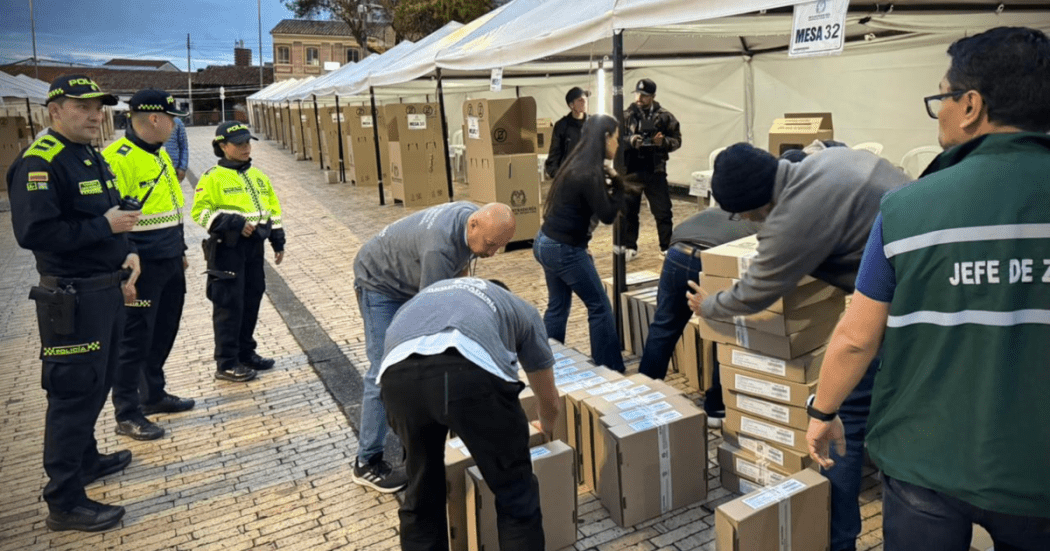 Imagen de personas alistando mesas de votación