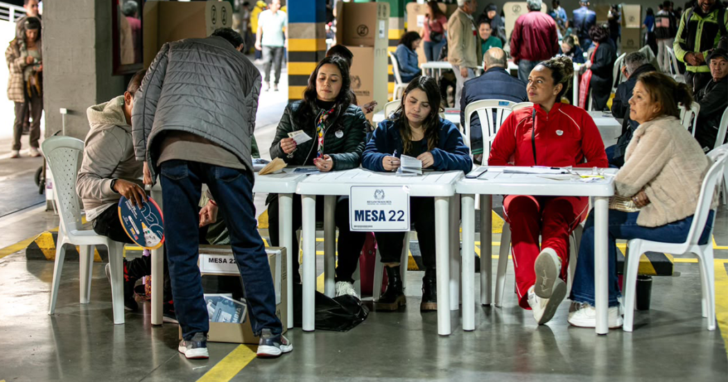 Imagen de gente votando en una mesa