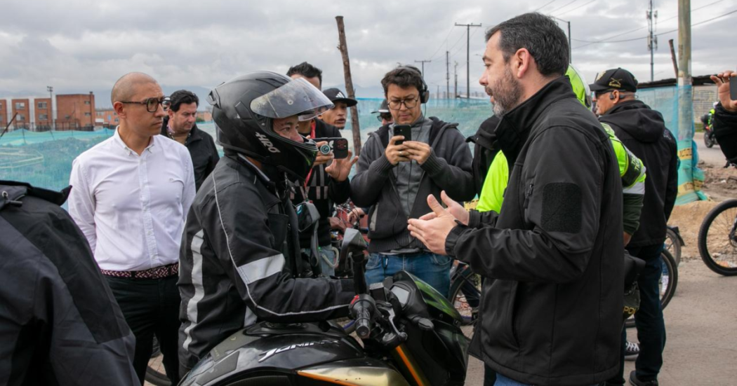 Imagen de Galán con un motociclista