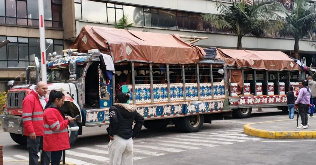 Chivas en las que se moviliza la comunidad Misak.