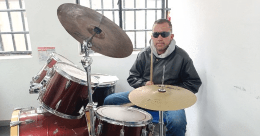 Imagen de Erick tocando batería