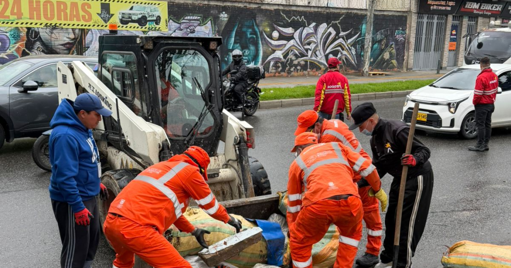Imagen de operarios recogiendo basura en la Avenida Primero de Mayo