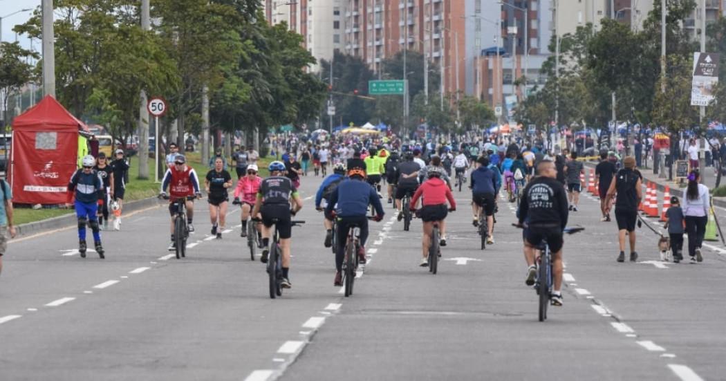 Foto de bogotanos y bogotanas participando en una de las jornadas de la Ciclovía de Bogotá.