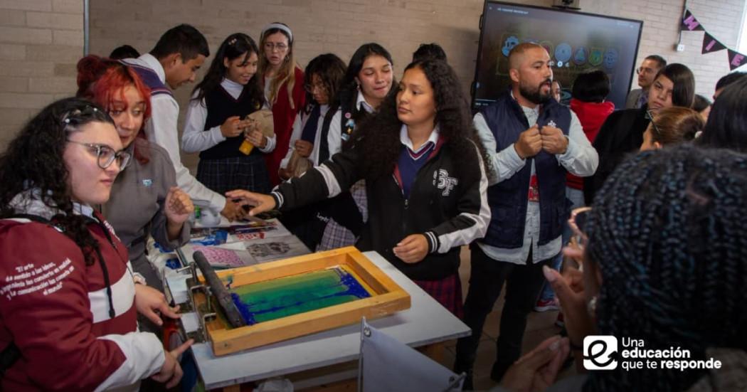 Estudiantes en colegio de Bogotá 