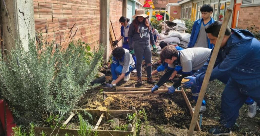 Estudiantes de Bosa en aula viva biodiversa