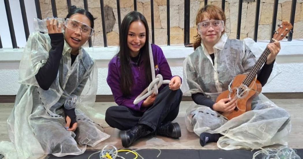 Mujeres jóvenes durante actividad artística, junto a funcionaria de la SDMujer