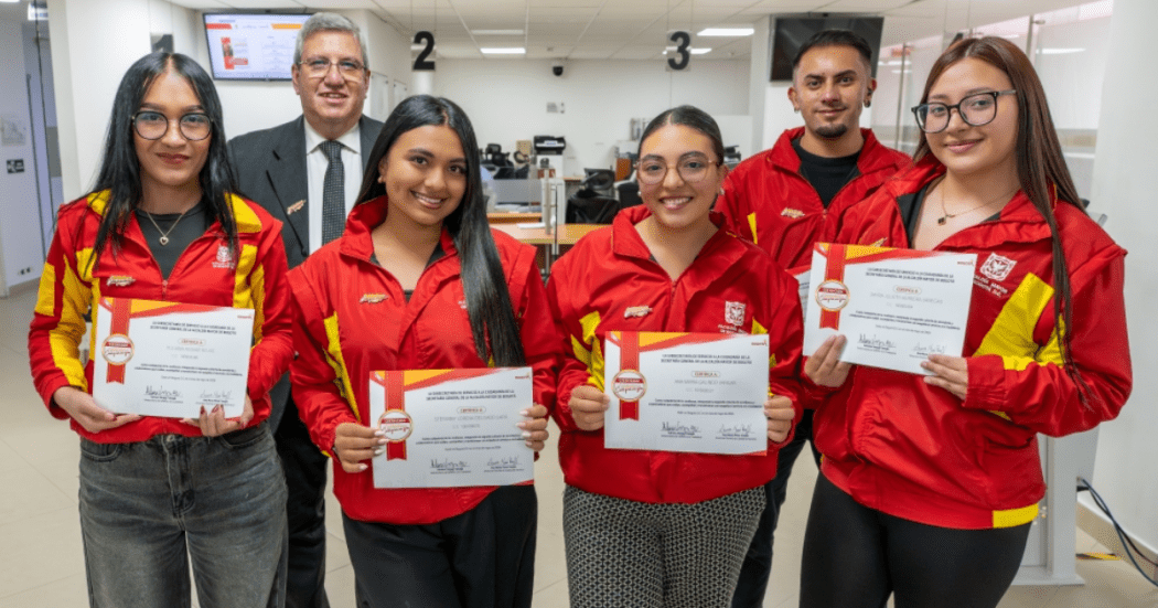 Foto de cinco cuidadores del FONCEP en Bogotá.