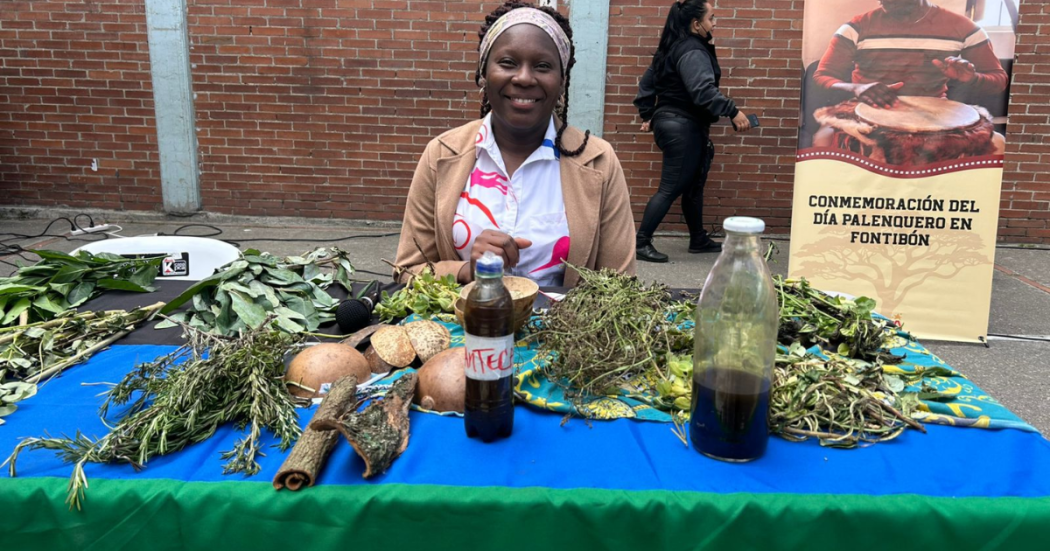 Foto de una ciudadana en una feria