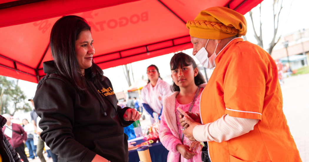 Foto de una mujer mostrando su emprendimiento