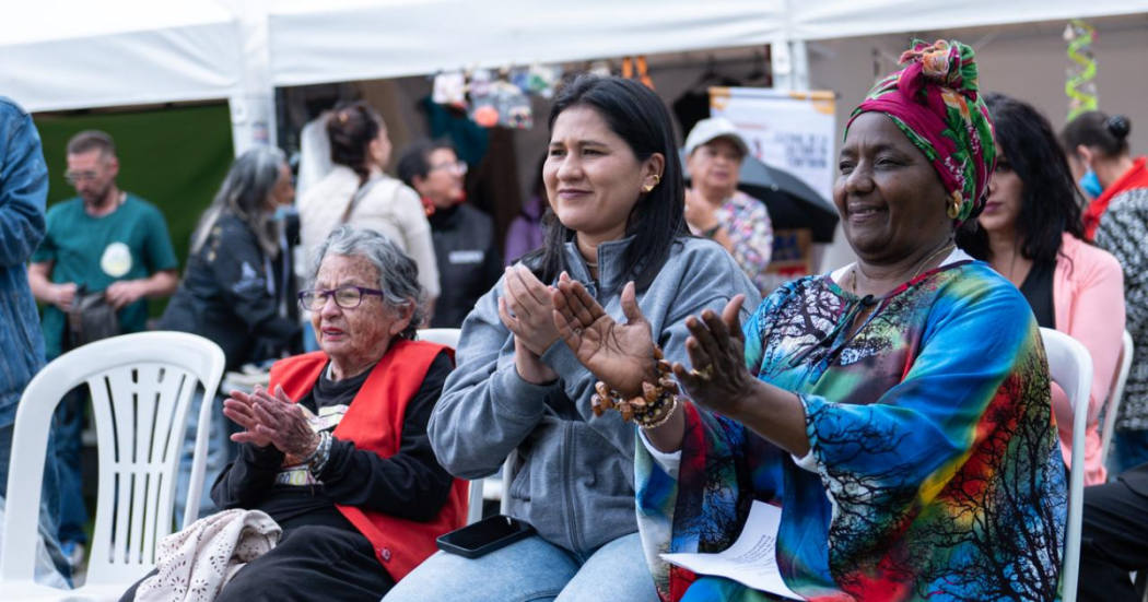 Foto de tres mujeres aplaudiendo 