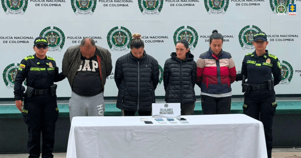 Imagen de los capturados junto a los policías