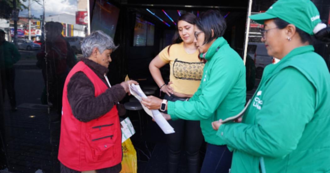 Foto que muestra personas hablando