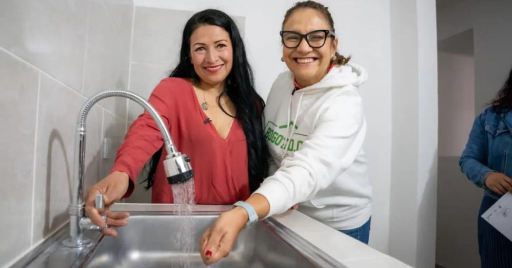 Foto que muestra dos personas sonriente